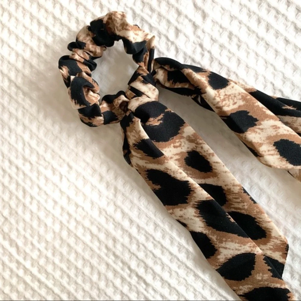 | leopard pony hair scrunchie scarf |